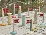 Flag 14 cm plain fra Speedtsberg på bord med blomster vaser - Tinashjem